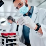 Científicos en un laboratorio analizando muestras de cáncer de pulmón para fortalecer células inmunes