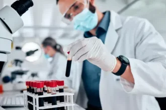 Científicos en un laboratorio analizando muestras de cáncer de pulmón para fortalecer células inmunes