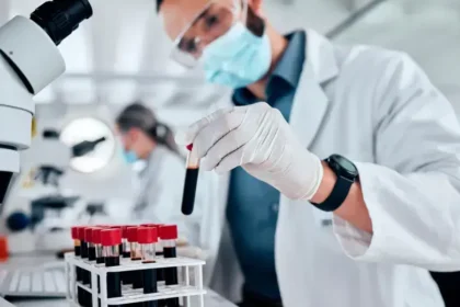 Científicos en un laboratorio analizando muestras de cáncer de pulmón para fortalecer células inmunes