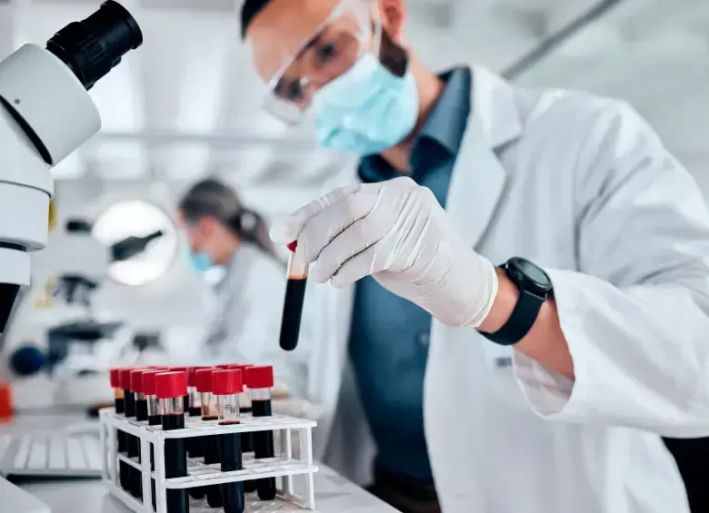 Científicos en un laboratorio analizando muestras de cáncer de pulmón para fortalecer células inmunes