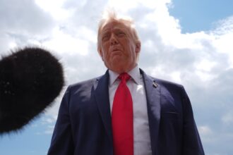 Donald Trump hablando en una rueda de prensa sobre el acuerdo con Irán