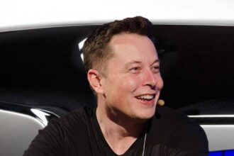 Elon Musk sonriendo en una imagen de 'SpaceX' en el Nasdaq