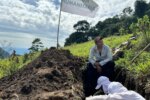 Una imagen de una persona con una tableta y un mapa de Colombia, con un robot de inteligencia artificial en el fondo analizando datos