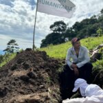 Una imagen de una persona con una tableta y un mapa de Colombia, con un robot de inteligencia artificial en el fondo analizando datos