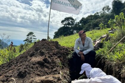 Una imagen de una persona con una tableta y un mapa de Colombia, con un robot de inteligencia artificial en el fondo analizando datos