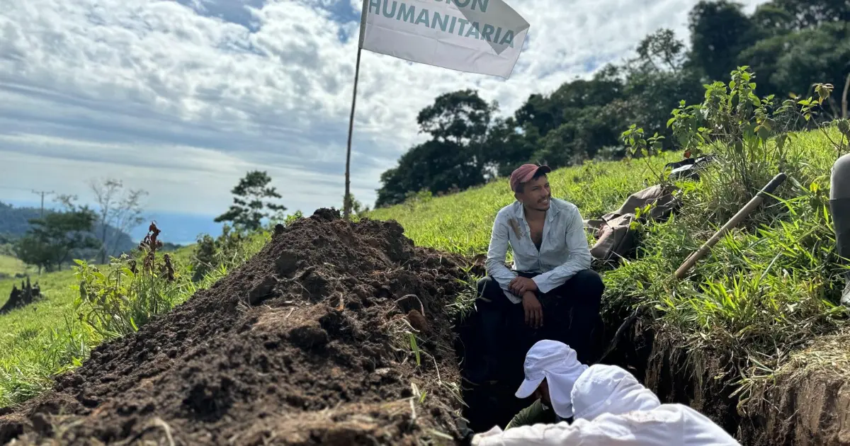 Una imagen de una persona con una tableta y un mapa de Colombia, con un robot de inteligencia artificial en el fondo analizando datos