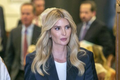Ivanka Trump sonriendo en una imagen de la isla deshabitada de Sazan, Albania
