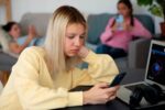 Imagen de un adolescente utilizando una red social en su teléfono