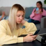 Imagen de un adolescente utilizando una red social en su teléfono