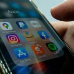 Imagen de una pantalla de computadora con error de conexión a Facebook e Instagram