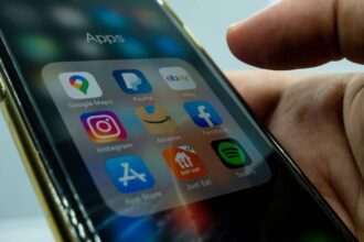 Imagen de una pantalla de computadora con error de conexión a Facebook e Instagram