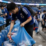 Hinchas japoneses recogiendo basura en un estadio de fútbol