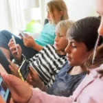 Niños y adolescentes utilizando dispositivos móviles en un entorno seguro y supervisado