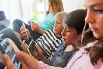 Niños y adolescentes utilizando dispositivos móviles en un entorno seguro y supervisado