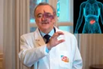 Investigador Mariano Barbacid trabajando en un laboratorio con muestras de tumores de páncreas