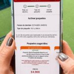 Imagen de un estadio de fútbol con una persona usando su teléfono móvil