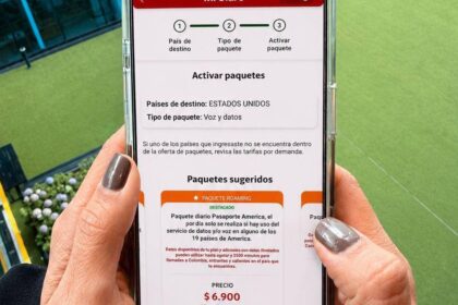 Imagen de un estadio de fútbol con una persona usando su teléfono móvil