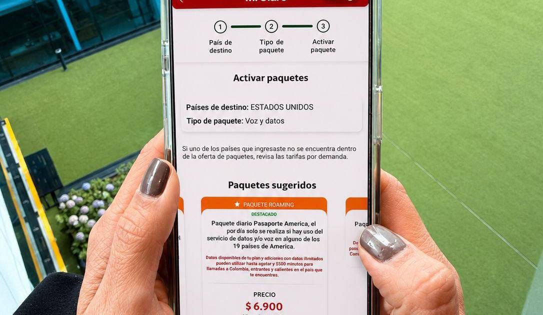 Imagen de un estadio de fútbol con una persona usando su teléfono móvil