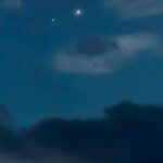 Imagen de Venus y Júpiter como dos estrellas brillantes en el cielo nocturno