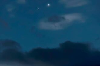 Imagen de Venus y Júpiter como dos estrellas brillantes en el cielo nocturno