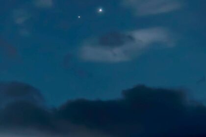 Imagen de Venus y Júpiter como dos estrellas brillantes en el cielo nocturno