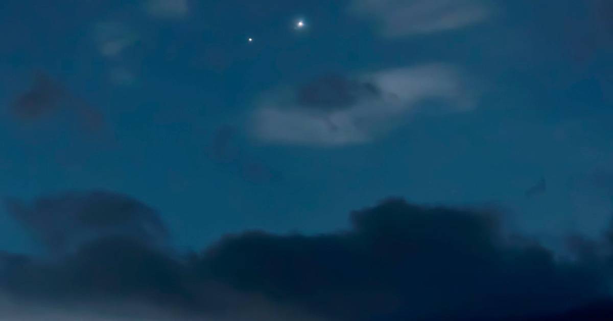 Imagen de Venus y Júpiter como dos estrellas brillantes en el cielo nocturno