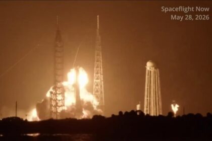 Imagen de la explosión del cohete New Glenn de Blue Origin en una plataforma de lanzamiento en Florida
