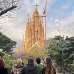 La Sagrada Familia, una imponente estructura de piedra con torres que parecen brotar de la tierra misma