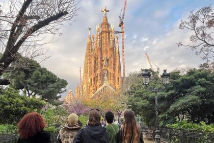 La Sagrada Familia, una imponente estructura de piedra con torres que parecen brotar de la tierra misma