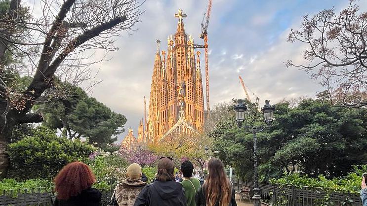 La Sagrada Familia, una imponente estructura de piedra con torres que parecen brotar de la tierra misma