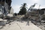 Imagen de una escuela dañada por el sismo en Filipinas, con niños y familias afectadas