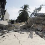 Imagen de una escuela dañada por el sismo en Filipinas, con niños y familias afectadas
