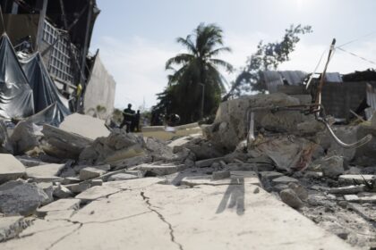 Imagen de una escuela dañada por el sismo en Filipinas, con niños y familias afectadas