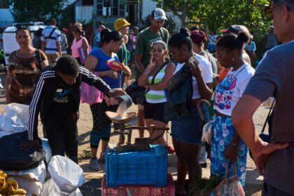 Imagen de un buque de ayuda humanitaria retenido en un puerto de Cuba