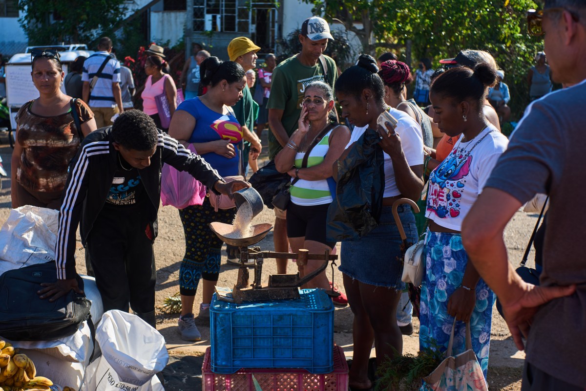 Imagen de un buque de ayuda humanitaria retenido en un puerto de Cuba