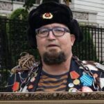 Imagen de un artista ruso con una pintura que caricaturiza a Putin