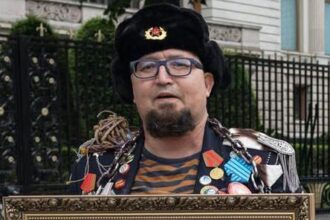 Imagen de un artista ruso con una pintura que caricaturiza a Putin