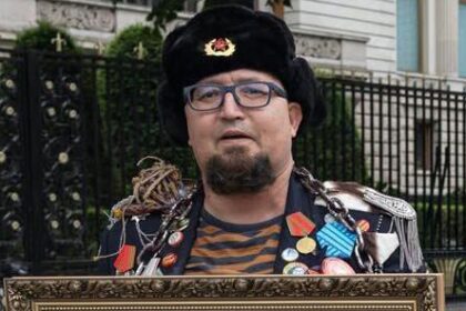Imagen de un artista ruso con una pintura que caricaturiza a Putin