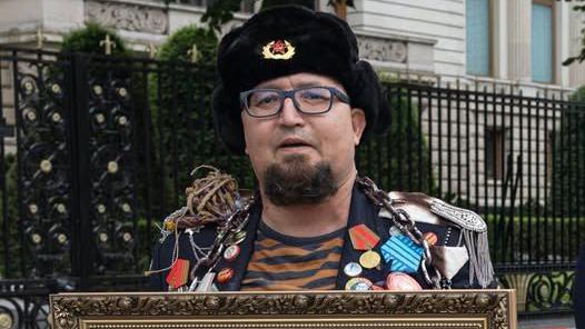 Imagen de un artista ruso con una pintura que caricaturiza a Putin