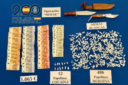 Imagen de una operación policial en un edificio de viviendas de Jerez de la Frontera