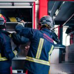 Bomberos trabajando para sofocar un incendio en una casa de Boadilla del Monte