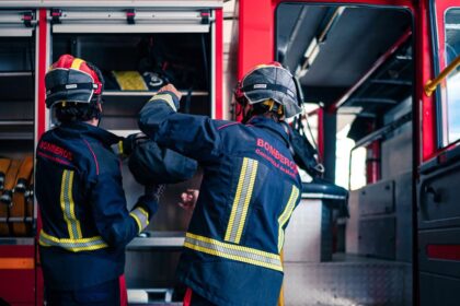 Bomberos trabajando para sofocar un incendio en una casa de Boadilla del Monte