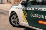 Imagen de una mano con una esposas, detenido por violencia de género