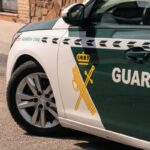 Imagen de una mano con una esposas, detenido por violencia de género