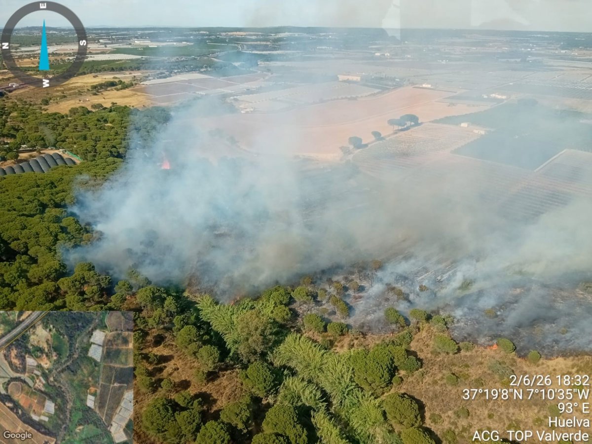 Un vehículo semipesado y medios aéreos anfibios listos para combatir el incendio en Tariquejo de Cartaya
