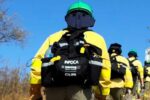 Un helicóptero sobrevuela la zona del incendio en el paraje Rancho del Guadiamar