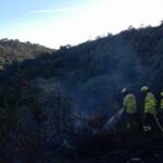 Bomberos forestales trabajando en la noche en el incendio de Alosno
