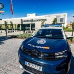 Imagen de un hombre siendo detenido por la Policía Nacional con un punzón en la mano