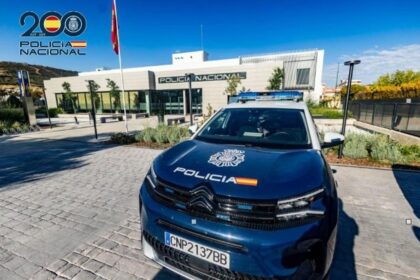 Imagen de un hombre siendo detenido por la Policía Nacional con un punzón en la mano