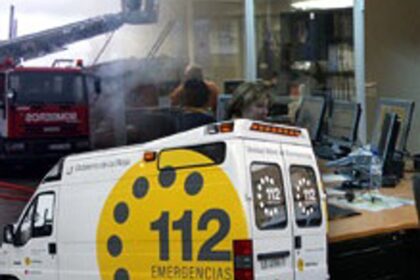 Imagen de un incendio en una empresa de Alfaro con maderas y restos de poda afectados